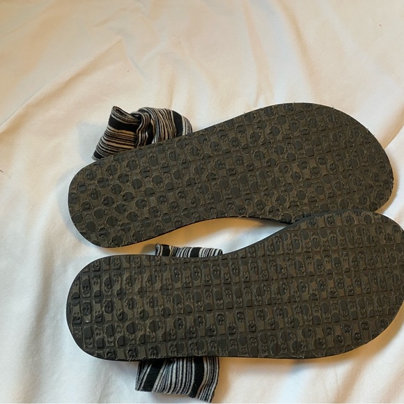 Sanuk Black and Grey Sandals - Picture 4 of 4